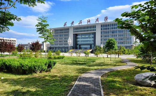 



西安石油大学位于中国历史古都西安，也是中国西北地区唯一以石油石化为特色的多科性普通高等学校。学校占地2000多亩，下设16...